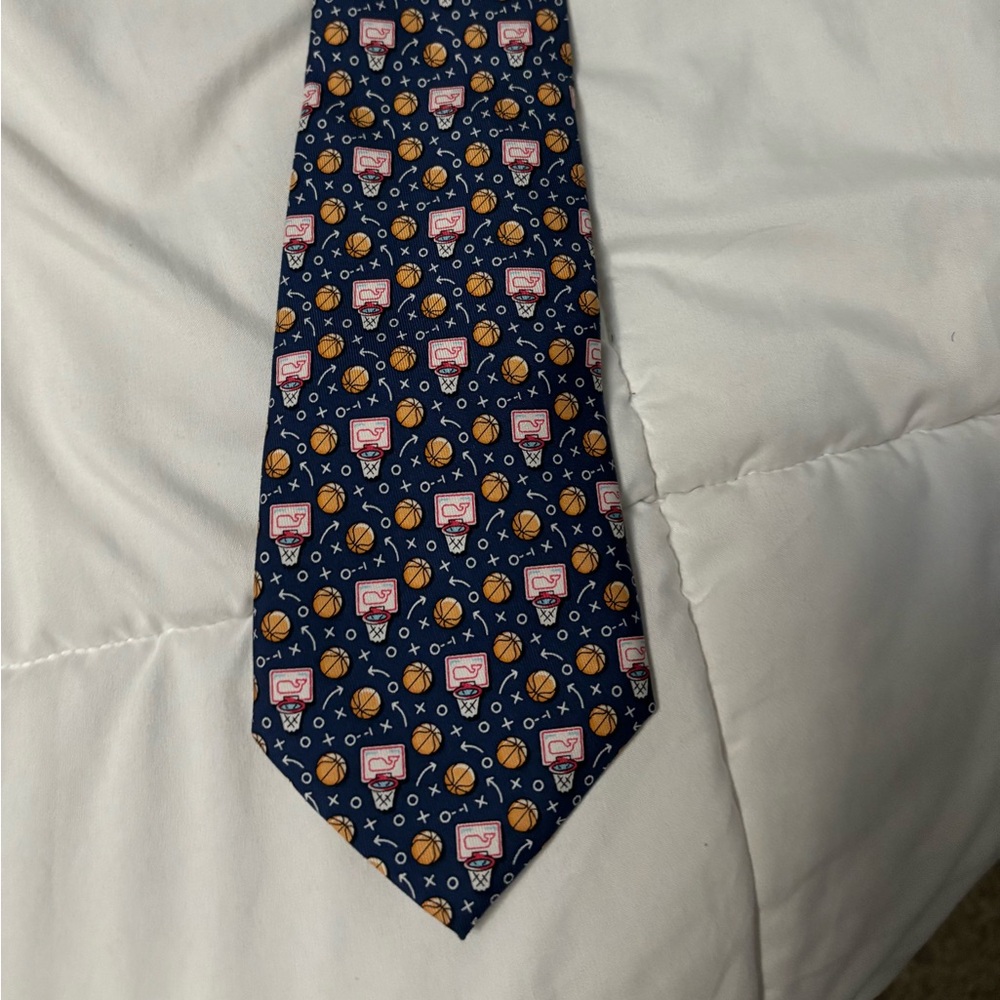 Boys Vineyard Vines Basketball tie.  Like new, worn once.